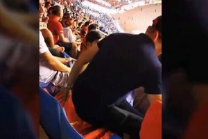 Ngồi trên cờ Tổ quốc xem đá banh: Coi chừng bị tội hình sự!