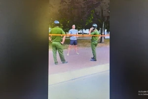 Thanh niên thản nhiên tập thể dục trước mặt công an bị phạt 2 hành vi