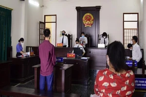 Thiếu niên xách dao tự chế đi chém người