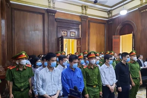 Luật sư của bị cáo Hoàng Thị Thúy Nga trình 30 giấy khen cho toà