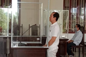 Cán bộ hải quan bất ngờ được đổi tội danh, thoát án tù giam