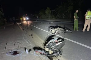 Lâm Đồng: Dừng xe máy trước nhà, 2 người bị tông thương vong