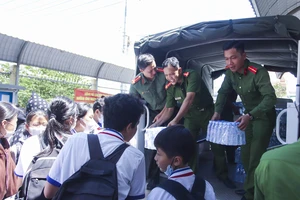 Công an cứu khát cho người dân vùng hạn mặn