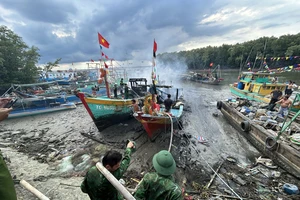 Cháy 2 tàu cá đang đậu tại biển Cần Giờ 