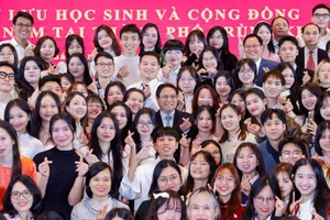 Thủ tướng Phạm Minh Chính gặp lưu học sinh và cộng đồng người Việt tại Trùng Khánh