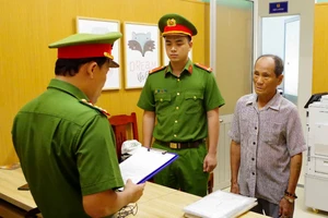 Hai vợ chồng vu khống cán bộ nhận hối lộ bị khởi tố