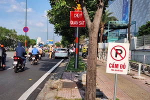 CSGT xử phạt hàng trăm ô tô dừng đỗ sai quy định trên đường Phạm Văn Đồng