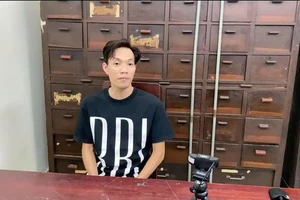 Bắt giam người đàn ông chọc ghẹo cô gái, đập phá quán gà ở Tân Bình