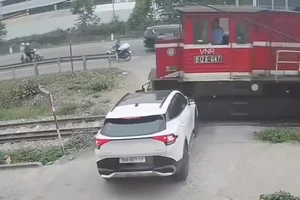 Từ 15-5, ô tô vượt rào chắn đường sắt bị phạt tới 20 triệu đồng