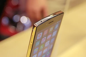 BPhone lại gặp sự cố về cục sạc