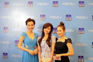 Midu tươi cười rạng rỡ bên smartphone Meizu