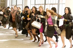 Săn hàng giá rẻ vào ngày 'thứ Sáu đen tối'