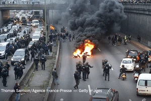 Paris lại chìm trong biểu tình vì Uber