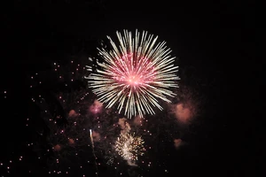 Pháo hoa đêm giao thừa rực sáng một góc trời