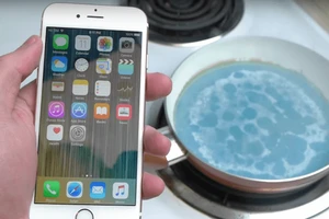 Điều gì sẽ xảy ra khi bỏ iPhone vào chảo sáp đang sôi