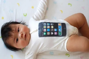 Bán con gái mới sinh chỉ để mua iPhone 