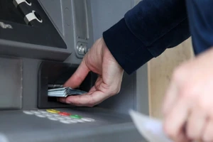 Vì sao ATM dễ dàng bị tin tặc khống chế? 