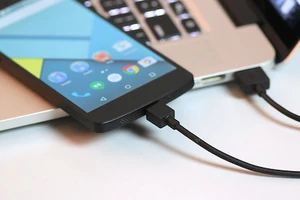 Tại sao không nên cắm điện thoại vào cổng sạc USB?