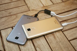 Smartphone pin 'khủng' kiêm chức năng sạc dự phòng