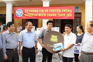 MobiFone ủng hộ đồng bào vùng lũ lụt