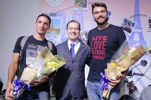 Phượt xe máy 12.000 km từ Paris đến TP.HCM