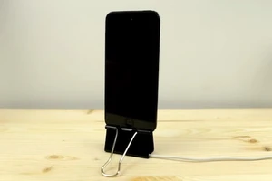 Tự chế chân đế cho iPhone bằng kẹp giấy