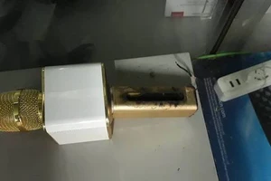 Hoảng hồn micro karaoke bốc cháy khi đang cắm sạc