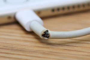 4 cách bảo vệ cáp sạc smartphone và máy tính