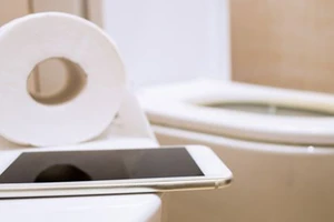 Smartphone bẩn hơn toilet gấp 10 lần