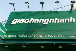 Trò 'hô biến' ống kính máy ảnh thành lon bia