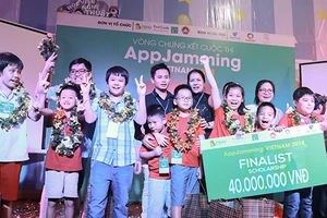 Lộ diện 2 nhóm lập trình viên 'nhí' tài năng