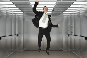 Cách sống sót khi thang máy đang rơi tự do