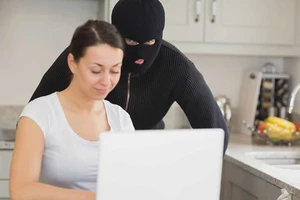 Vô hiệu hóa webcam ngay lập tức để tránh bị theo dõi