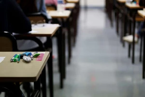 Loạn với các thiết bị gian lận trong thi cử