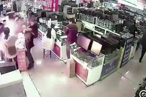 Kiểm tra chất lượng pin iPhone bằng cách… cắn?