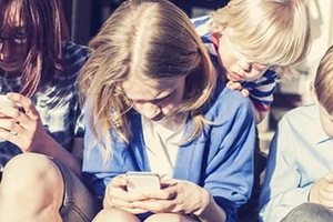 Cấm trẻ em dưới 15 tuổi sử dụng smartphone ở trường