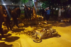 Clip 'xe điên' Lexus tông hàng loạt xe máy tại Hà Nội