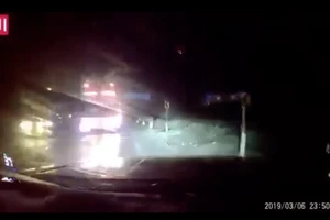 Xe khách vượt ẩu suýt gây tai nạn kinh hoàng