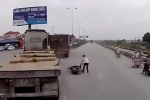 Container đánh lái gấp để cứu 'ninja' sang đường ẩu