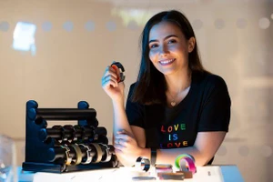 Vòng đeo tay giúp hạn chế quấy rối tình dục ở cả nam và nữ