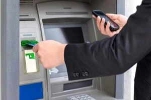 Cách khóa thẻ ATM bằng tin nhắn và ứng dụng