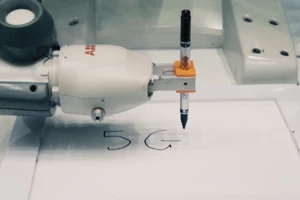 Video robot bắt chước động tác, viết chữ theo thời gian thực