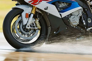 Mùa mưa nên chọn loại vỏ xe nào để đi an toàn?