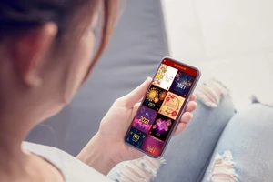 Cách tạo thiệp chúc tết không đụng hàng bằng điện thoại