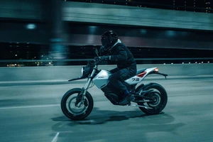 Lộ diện mẫu xe máy điện có công suất vượt mặt mô tô 400 cc