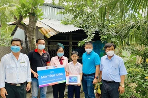 Tặng 3.300 máy tính bảng cho các em học sinh khó khăn