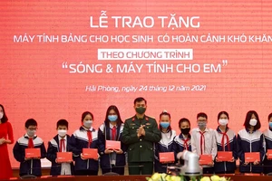 Hơn 37.000 máy tính bảng đã được trao cho các em học sinh khó khăn