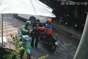 Kẻ gian lượn lờ ra tay giật iPhone 12 của nữ nhân viên