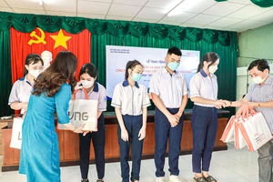 Gần 4.000 máy tính vừa được trao cho học sinh khó khăn 3 tỉnh miền tây