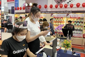 Samsung Galaxy S22 series hút khách trong ngày đầu mở bán